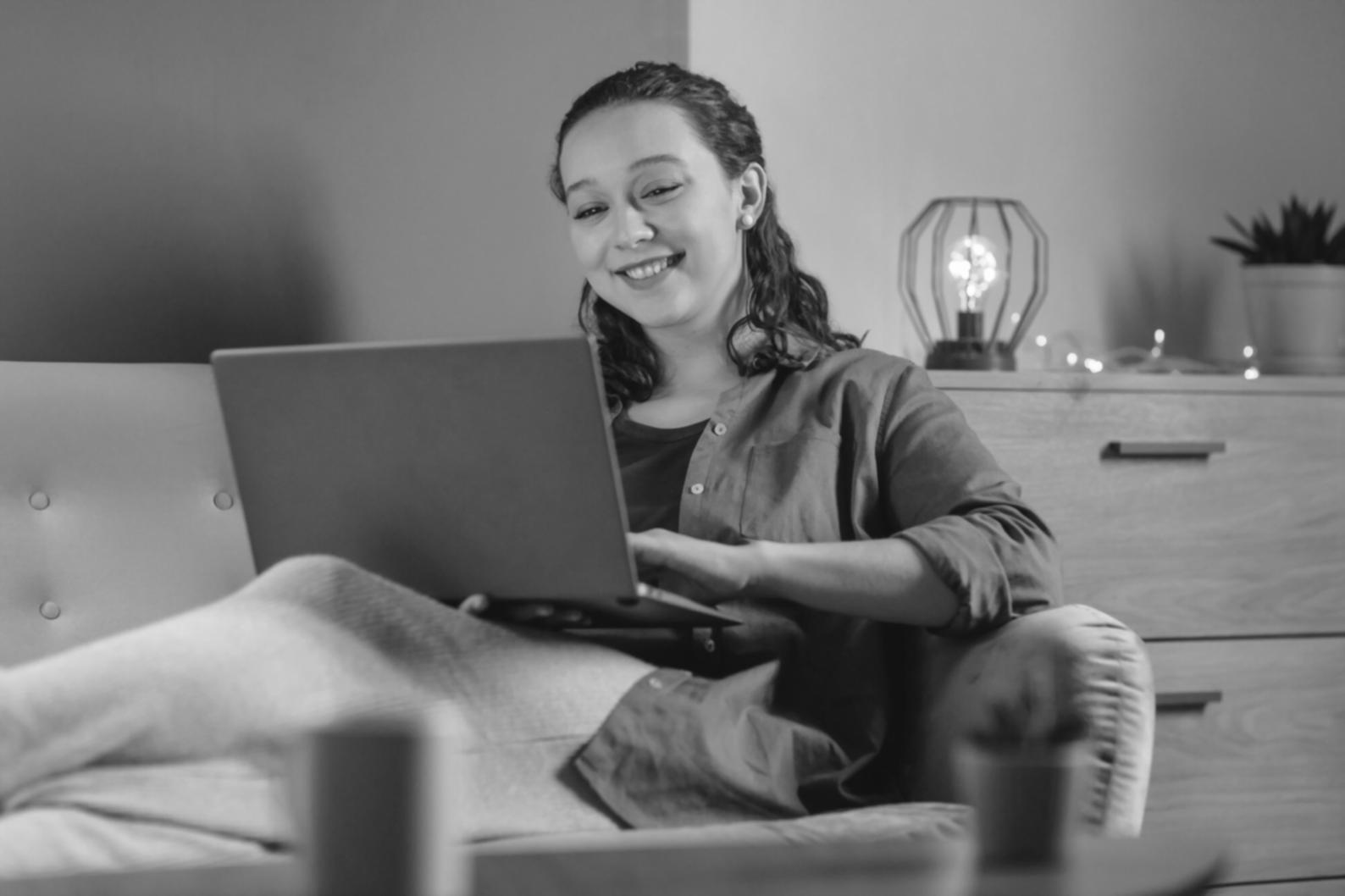 Profesionales revisando informes financieros en sesión de trabajo