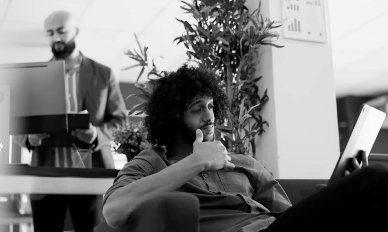 Profesional analizando informes presupuestarios en entorno de trabajo moderno