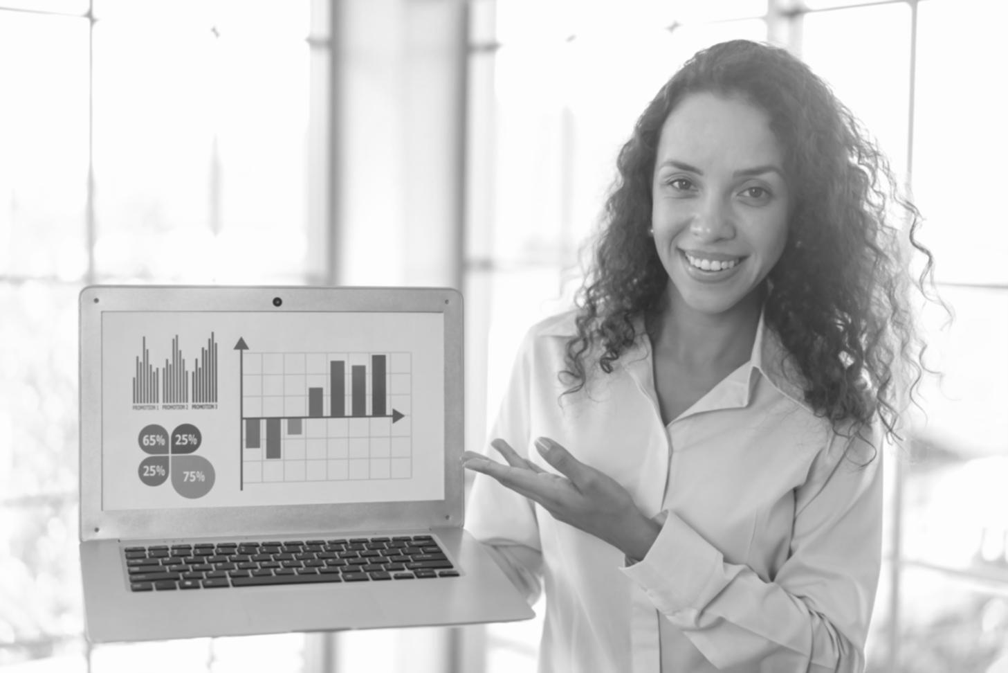 Ejemplo de interfaz de presupuestos en diferentes dispositivos mostrando compatibilidad multiplataforma