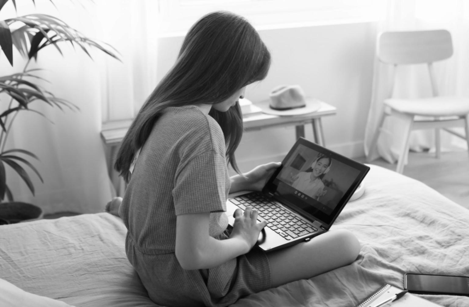 Profesional analizando informes financieros en ambiente de trabajo moderno